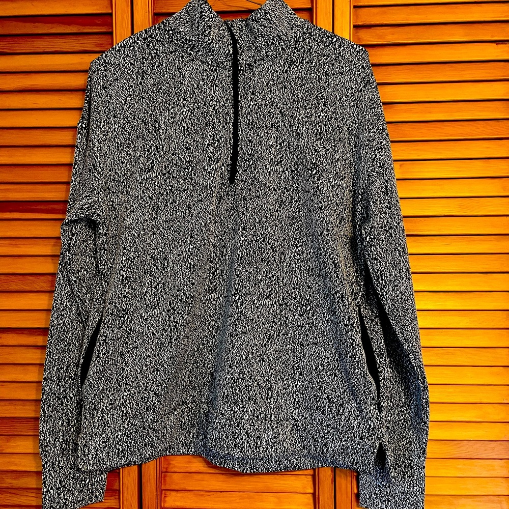 Avia Women’s  Athletic Navy and white pull over sz M